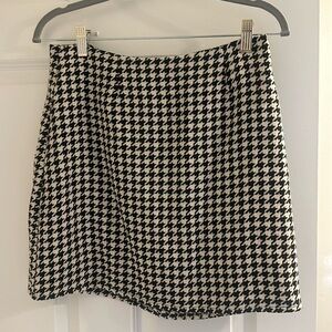 Black and white skirt with zipper